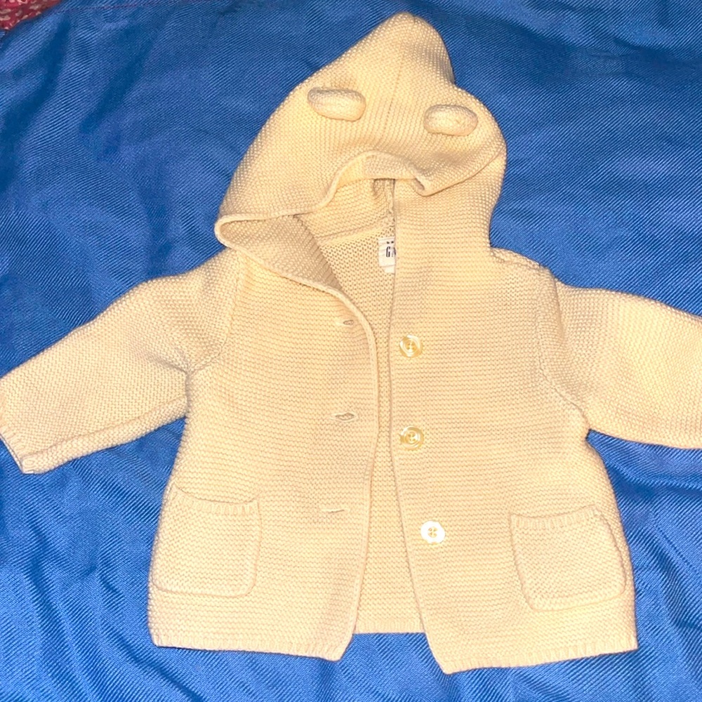 Cute knitted sweater unisex for boys or girls no stains no rips very cute